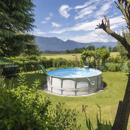 Holiday Apartment With Pool شقة